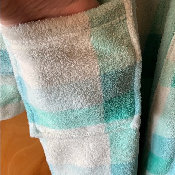 Fuzzy robe - Picture 4 of 7